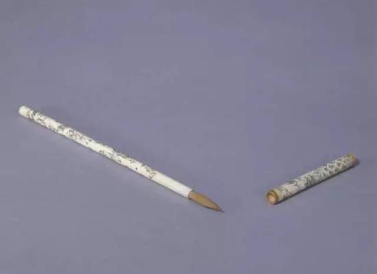 象牙八仙狼毫笔，管长25.2cm，直径0.8cm。