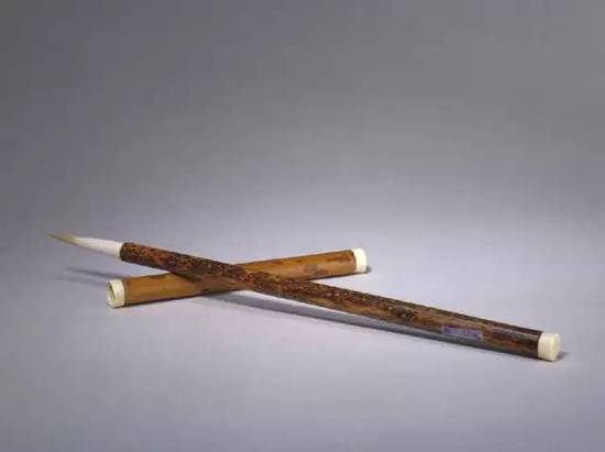 斑竹管玉笋笔，通长30.7cm，径1.1cm。