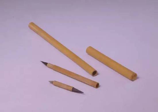 竹管经天纬地四头笔，清中期，通长21cm，直径0.9cm，小笔全长6cm。