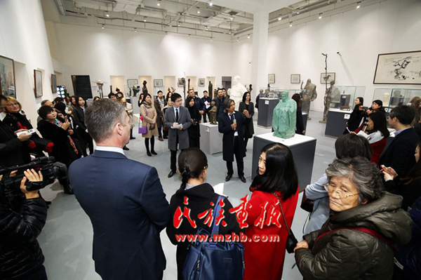 吴为山先生在陈列馆介绍作品《孔子》的创作经历和作品所包含的思想内涵